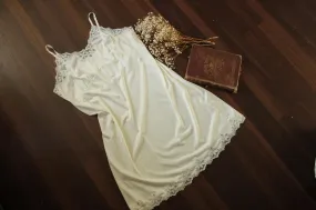 Vintage 1950s 1960s Volup Size White Full Slip with Lace Trim